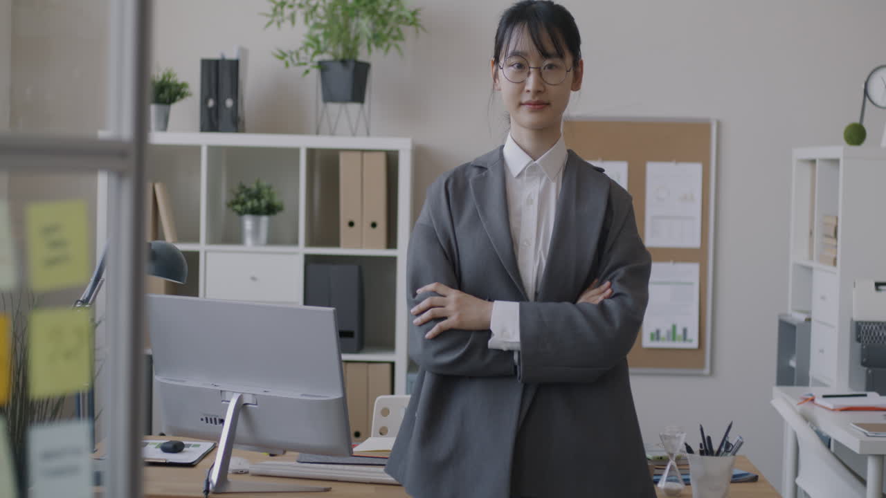 mujer de negocios confiada en una oficina moderna