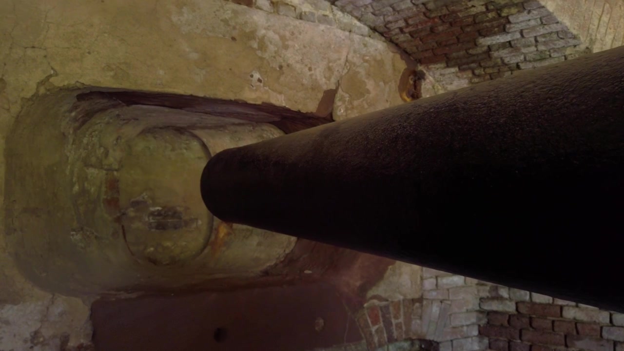 Ripresa ravvicinata in panning con gimbal di una lunga canna di cannone a Fort Sumter a Charleston, Carolina del Sud. 4K