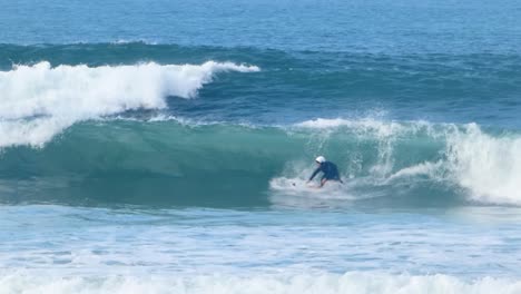 Vista-Cercana-De-Un-Surfista-Que-Intenta-Un-Despegue-Trasero-Y-Falla-Al-Golpear-El-Labio-En-Las-Olas-De-Portugal.