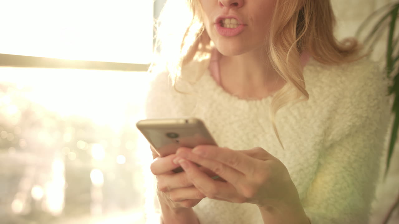 ⁇ 드폰에서 메시지를 읽는  ⁇  놀란 여자.  ⁇  놀란 얼굴의 즐거운 소녀