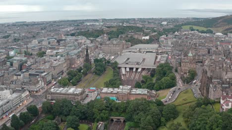 Dolly-Forward-Drohne-Schoss-über-Edinburgh-In-Richtung-Prince-Street-Calton-Hill