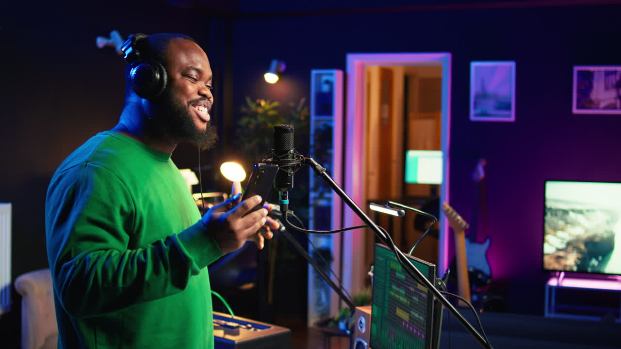 cantante realizando su nueva creación de pista en un micrófono