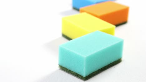 primer plano de varias esponjas de limpieza