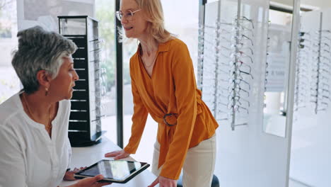 Tablet,-Optometrie-Und-Eine-ältere-Frau