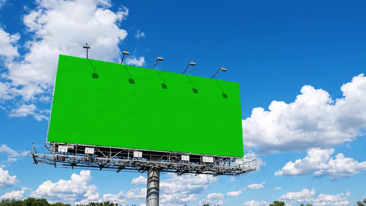 Cartellone pubblicitario verde vuoto in un cielo nuvoloso: una tela aperta per pubblicità e promozioni creative, catturato in due inquadrature distinte.