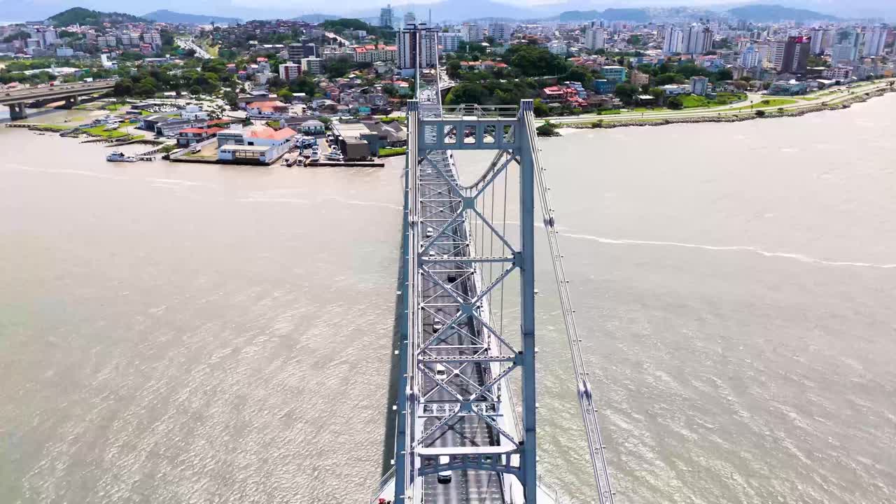 플로리안폴리스의 헤르실리오 루즈 다리의 공중 회전 드론 뷰