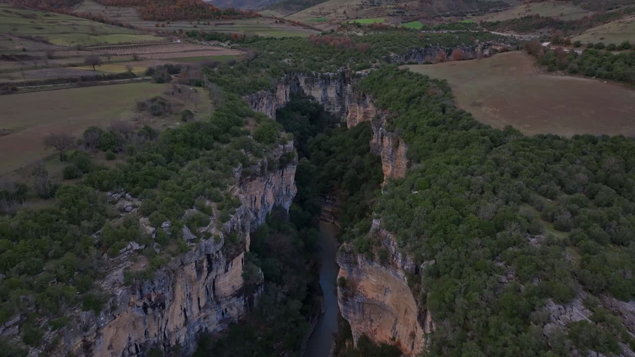 Droneopptak av Osumi-elven som renner gjennom majestetiske kløftklipper, Albania