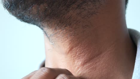 hombre tocando su dolor de garganta