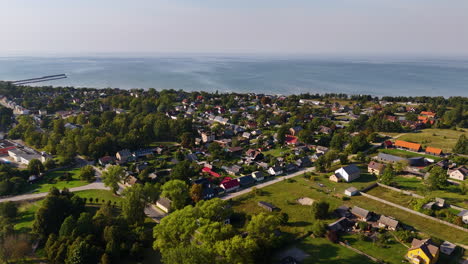 vista aérea de pavilosta, ciudad portuaria a lo largo del mar báltico en el sur de kurzeme, courlandia, letonia.