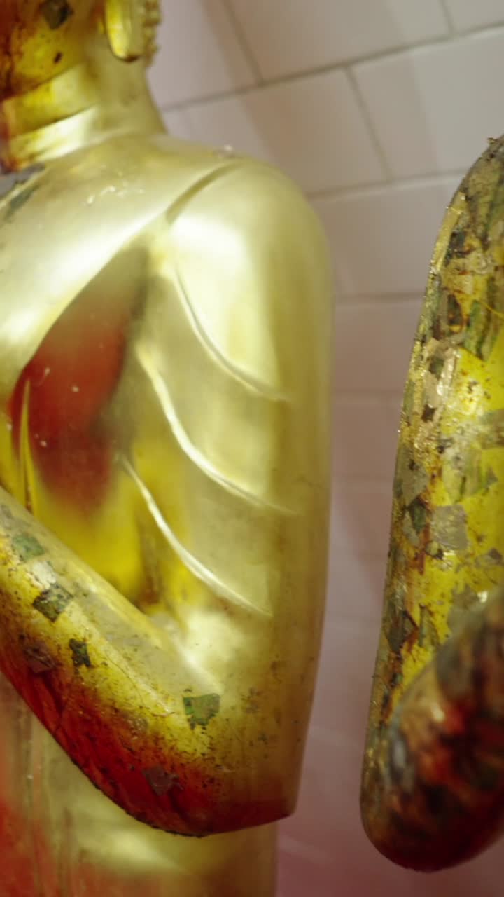 estatuas de Buda de oro