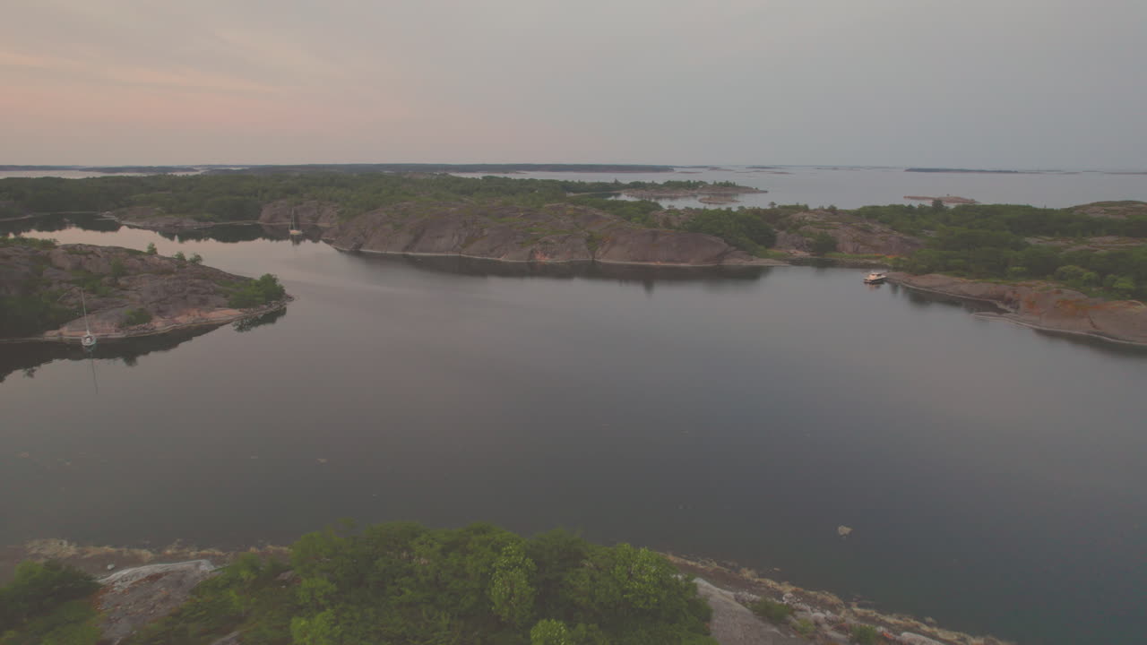 만으로 낮게 날아가며 세일링 보트의 전망