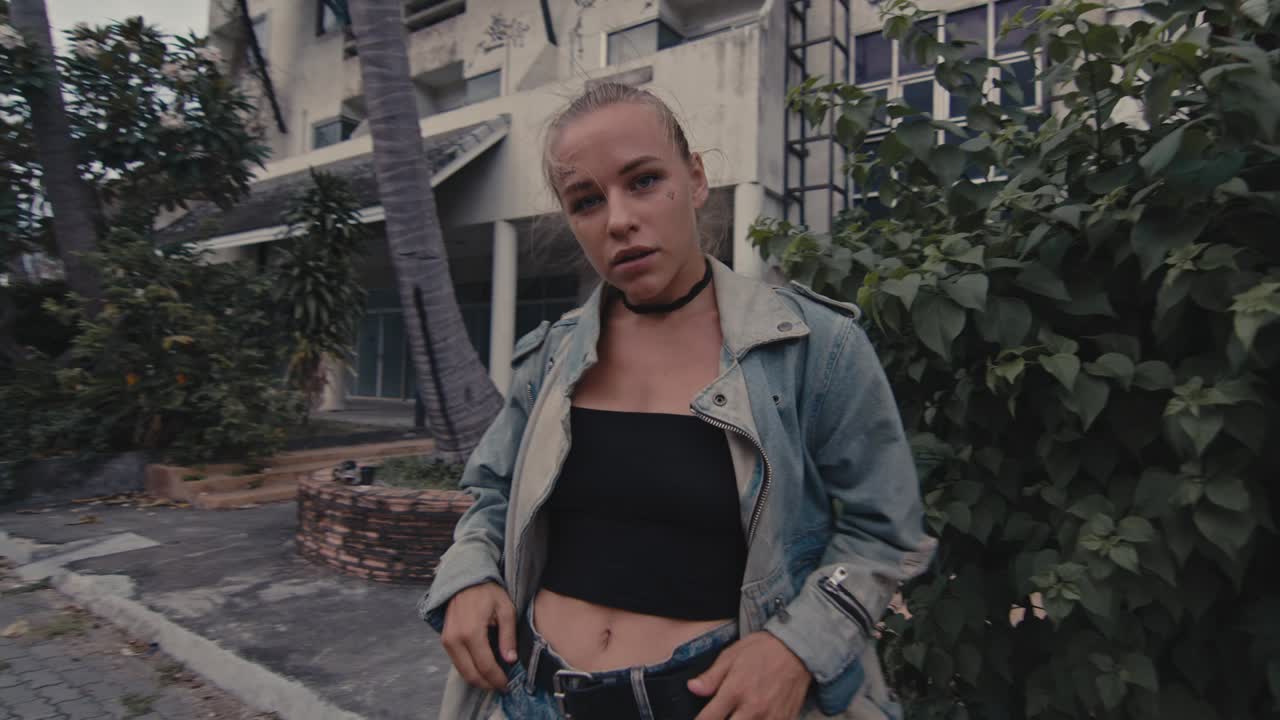 mujer elegante en un entorno urbano