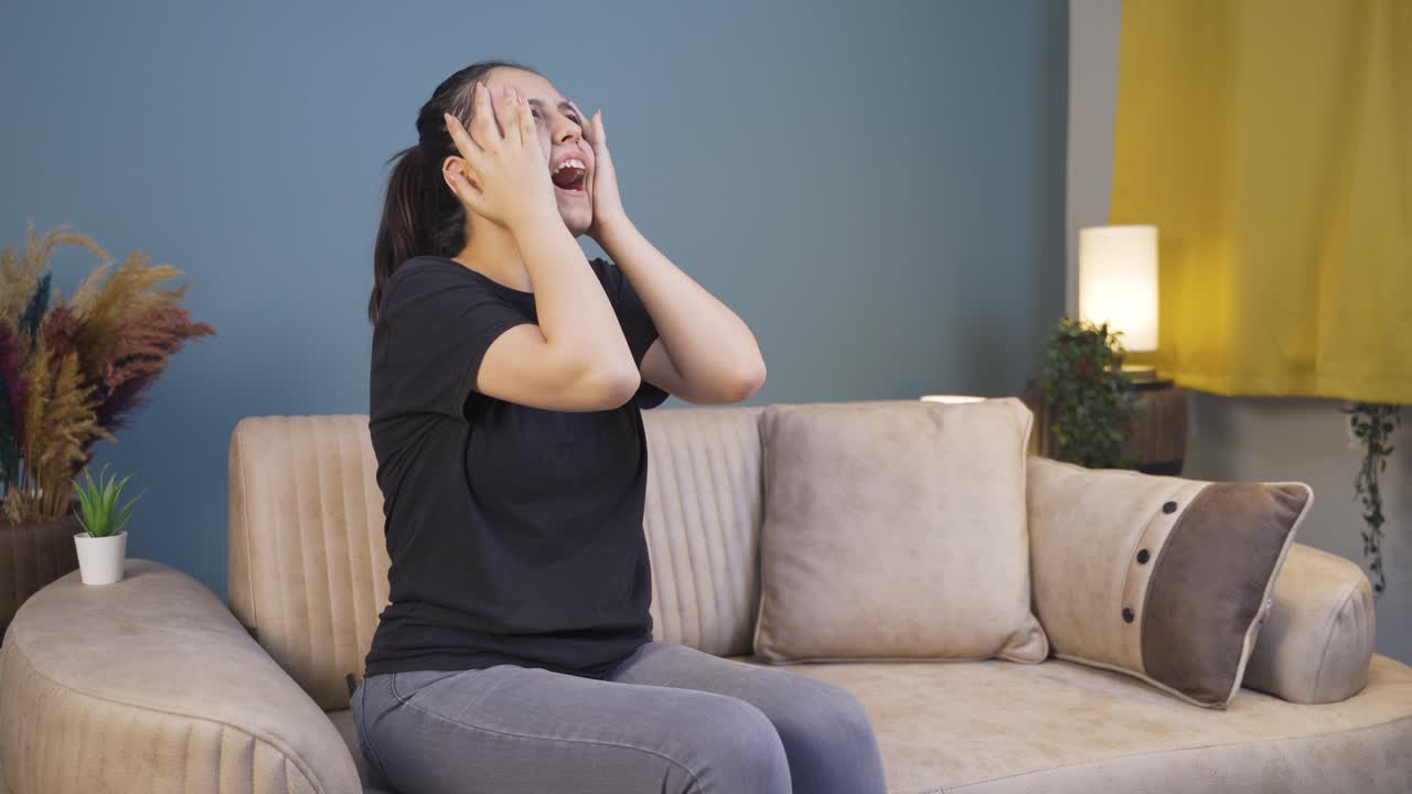 la joven está gritando de ira en casa.