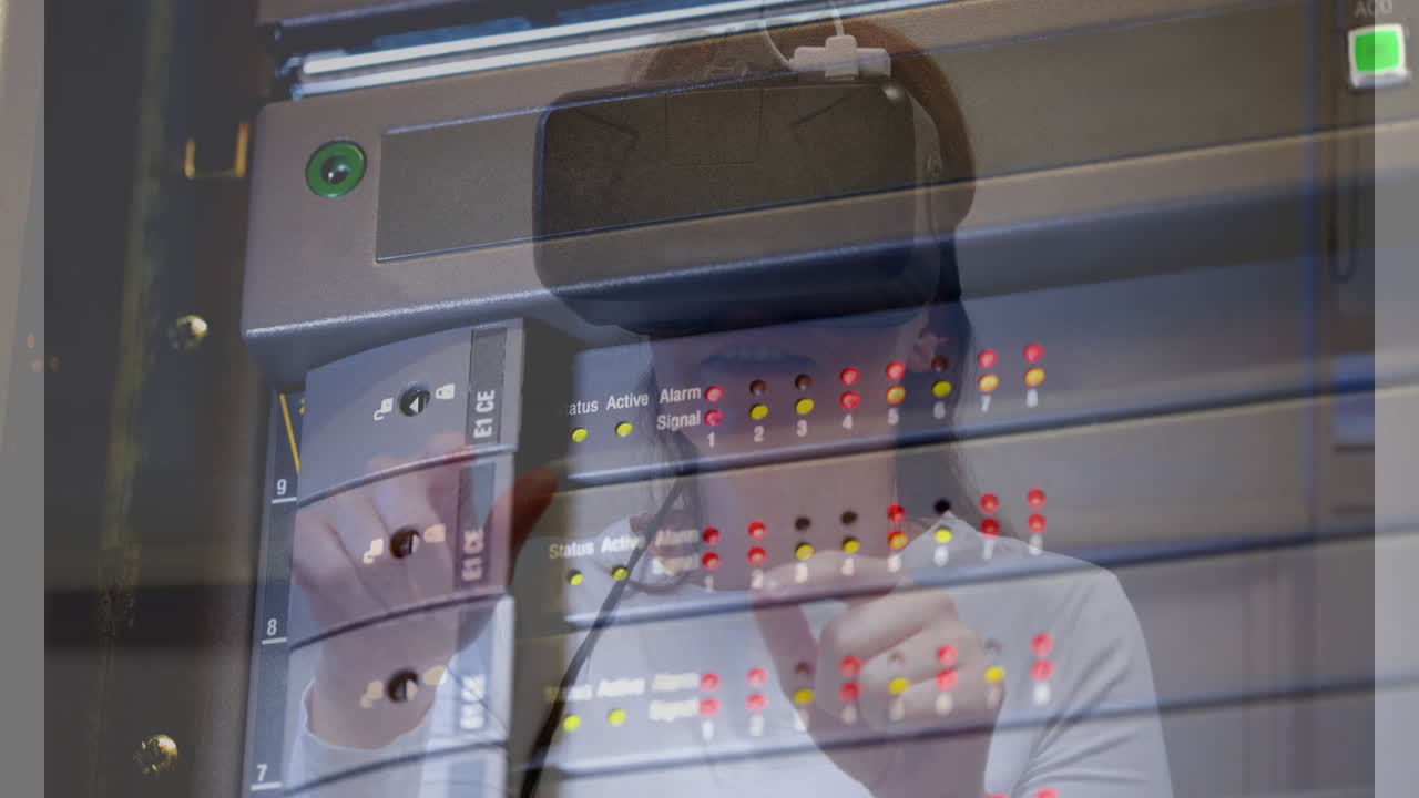 анимация серверной комнаты над кавказской женщиной с помощью vr гарнитуры