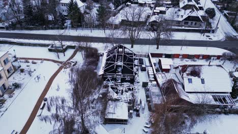 Casa-Quemada-Por-El-Fuego-En-El-Pueblo,-Nieve-Del-Invierno.