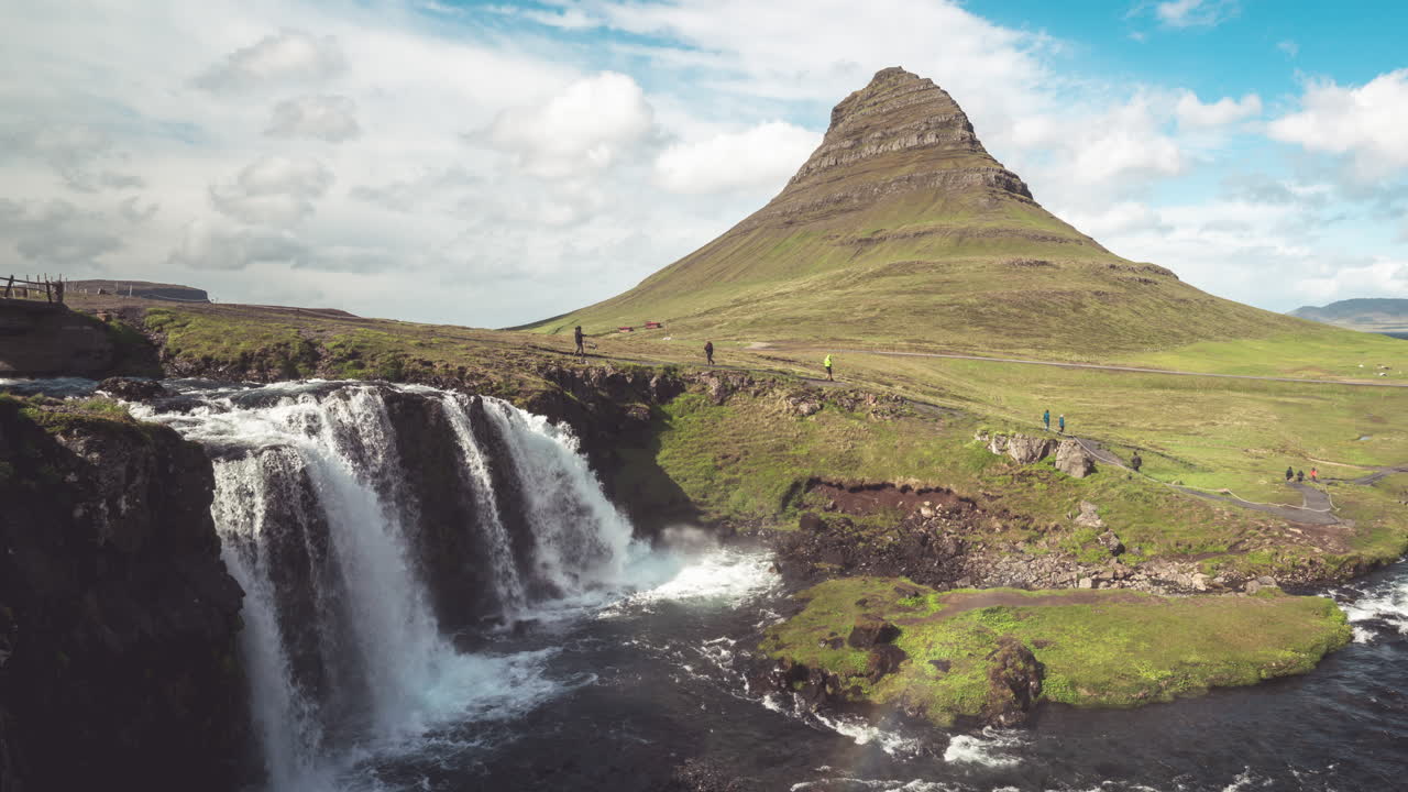 imágenes en lapso de tiempo del paisaje montañoso de kirkjufell en el verano de islandia.