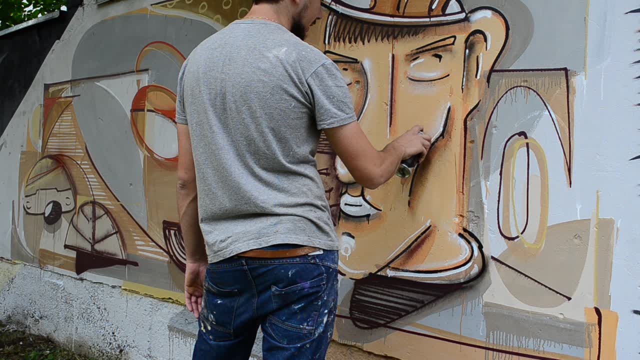 L'artista disegna graffiti, ritratto di persona con la pipa.