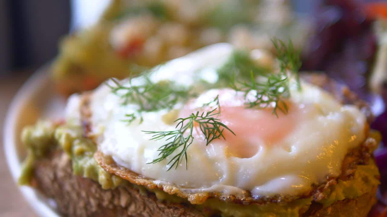 달걀 프라이를 곁들인 아보카도 토스트