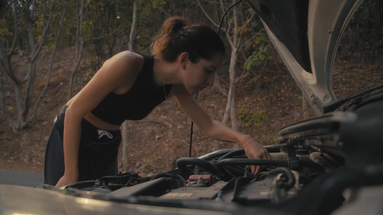 부러진 차 를 수리 하는 여자