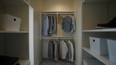 Amplia-Entrada-De-Un-Vestidor-Interior-Con-Camisas-De-Vestir-Para-Hombres-Colgadas-De-Perchas