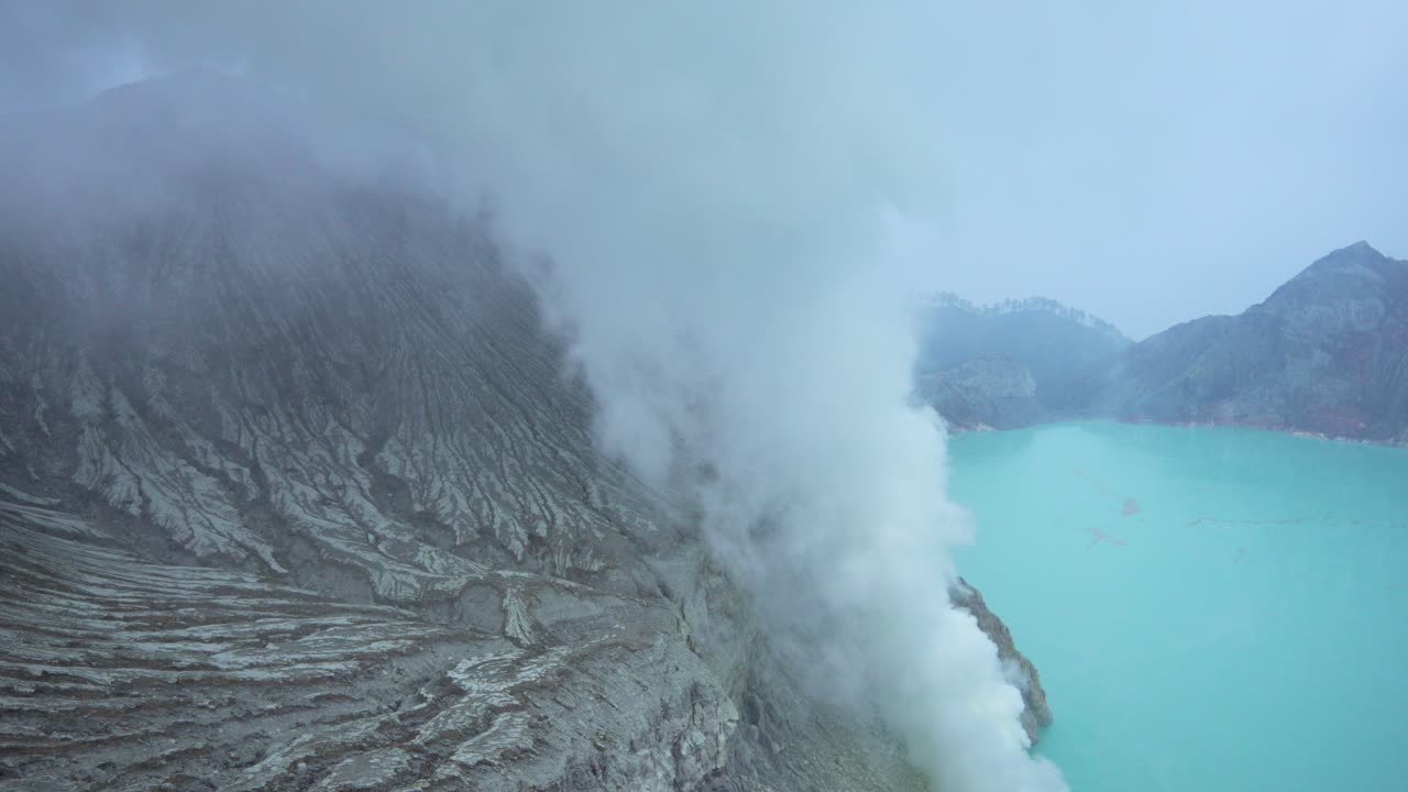 Ijen acid lake volcano caldera crater sulfur toxic plume Indonesia volcanic gas