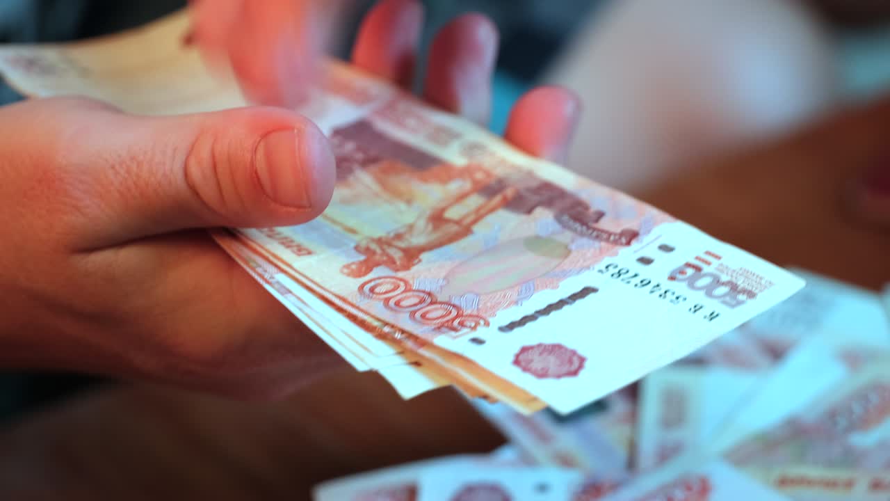 가까이에서 돈을 뿌리고 돈을 비추게 합니다.