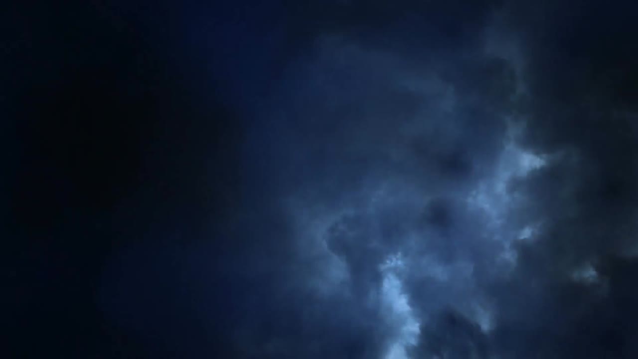Temporale con fulmini tra le nuvole