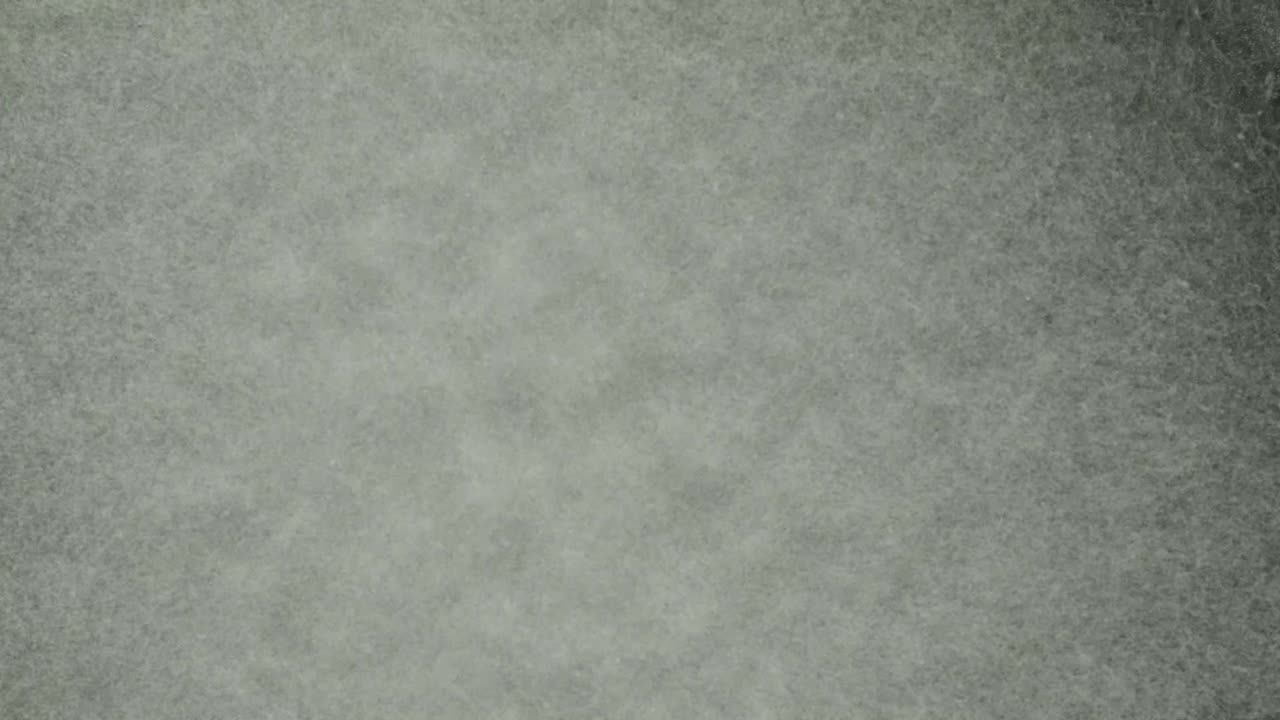 sal fina en polvo que se mueve rítmicamente a través del sonido sobre una superficie clara