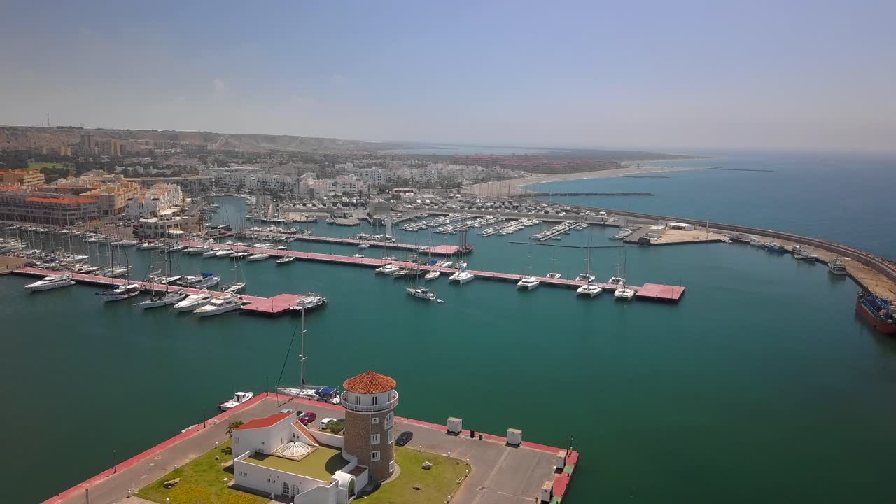 화창한 여름날 알메리아의 알메리마르 등대