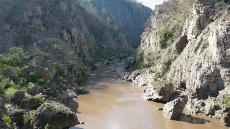 paredes escarpadas y escarpadas del cañón en el río nevado en victoria, australia