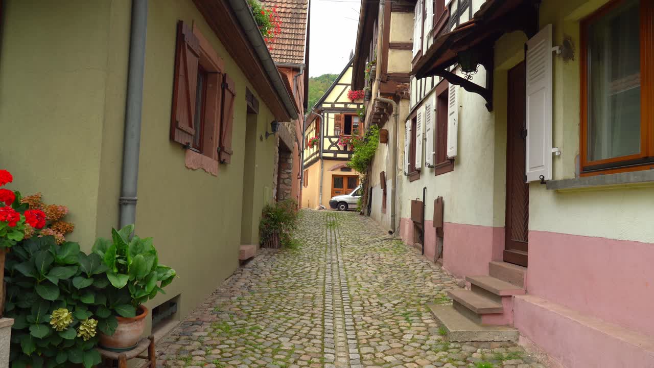 Strada acciottolata vuota nel villaggio di Kayserberg.