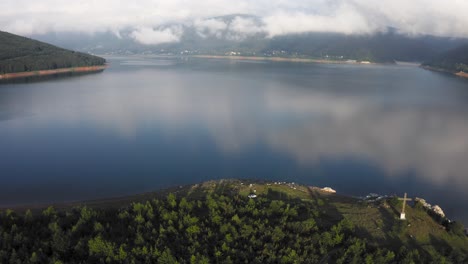 Vista-Aérea-Del-Hermoso-Lago-Mavrovo-En-Macedonia-En-Un-Día-Tranquilo-Y-Soleado