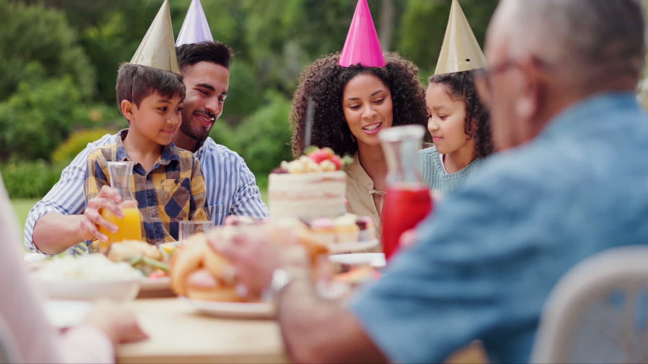 feliz celebración de cumpleaños en familia