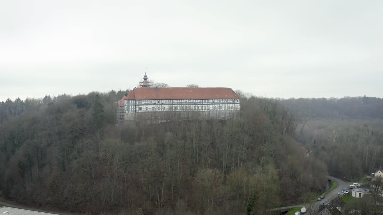 vista aérea de drones del tradicional pueblo alemán herzberg am harz en el famoso parque nacional en alemania central en un día nublado en invierno.