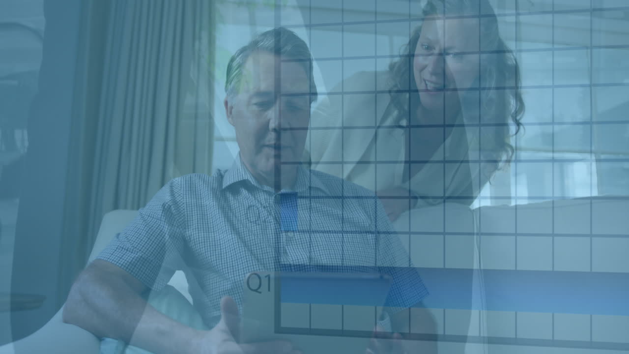 una feliz pareja caucásica mayor usando una tableta y hablando en su sala de estar