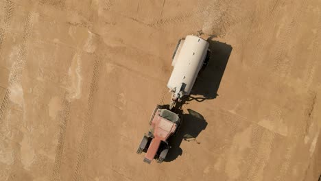 Roter-Traktor-Mit-Wassertank,-Der-Die-Baustelle-Benetzt