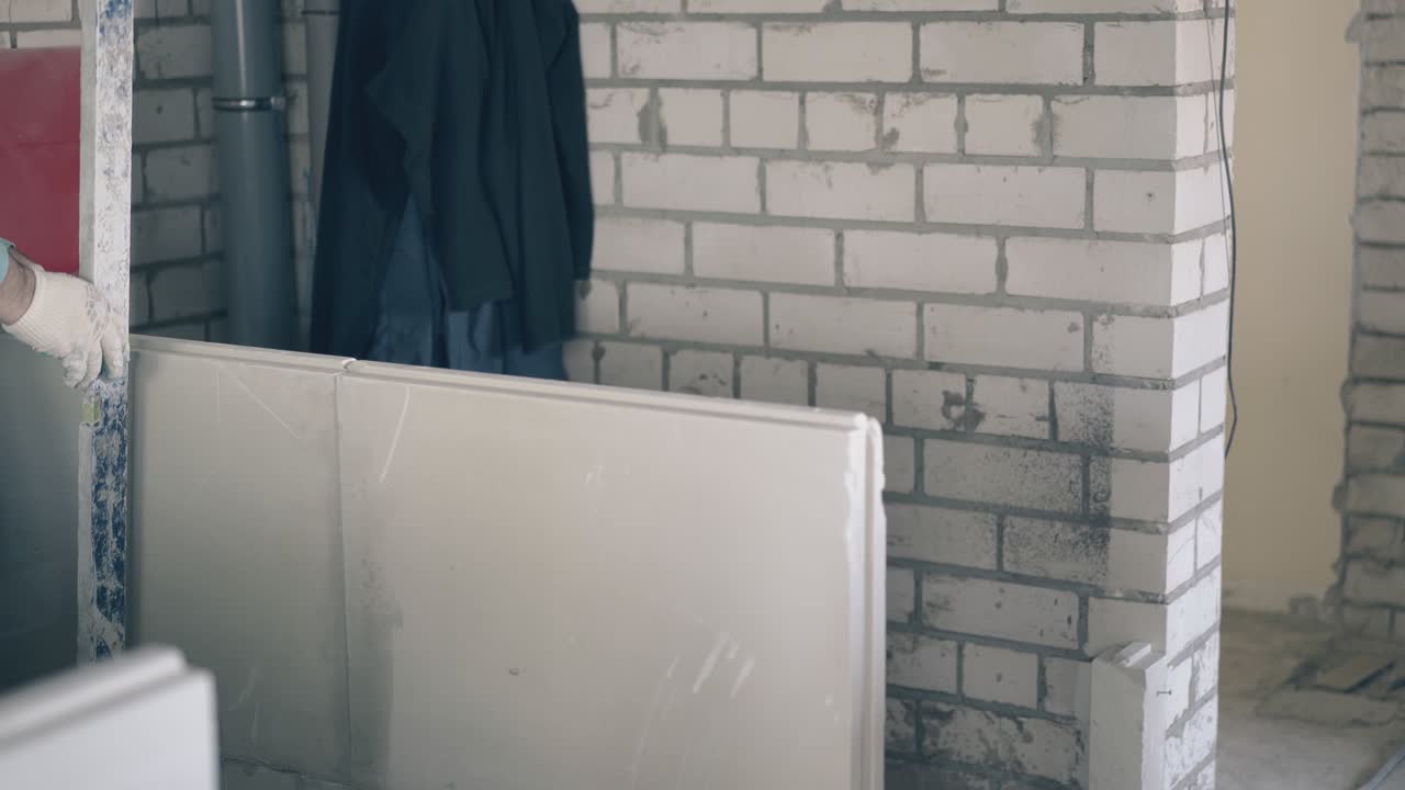 장갑을 입은 화가 는 석면판 의 높이 를 측정 한다