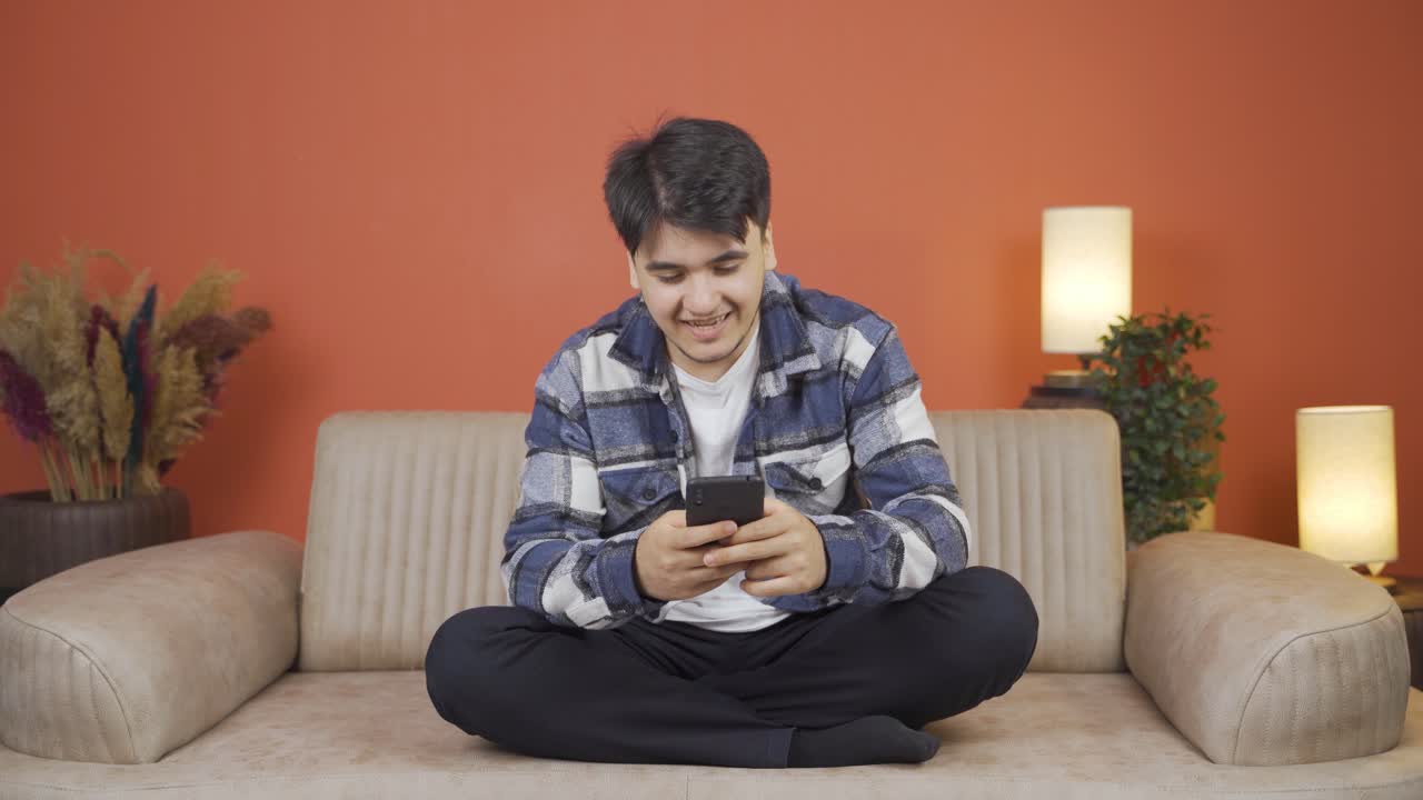 행복하고 행복한 문자 보내는 남자