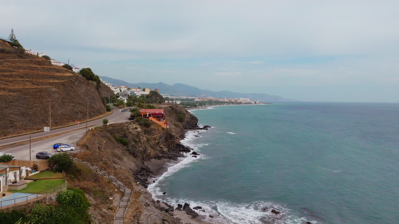 vista de la costa con carreteras y edificios