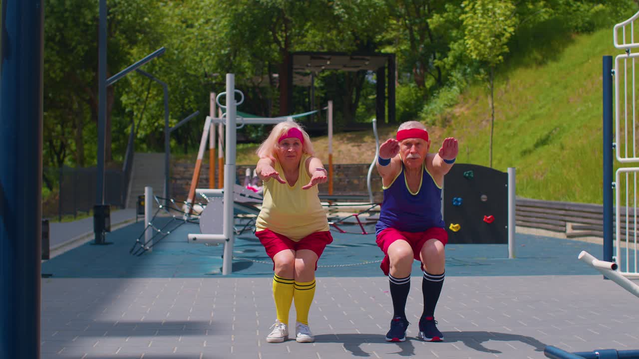 пожилой мужчина женщина занимается активной тренировкой растягивает мышцы приседает фитнес упражнения на игровой площадке
