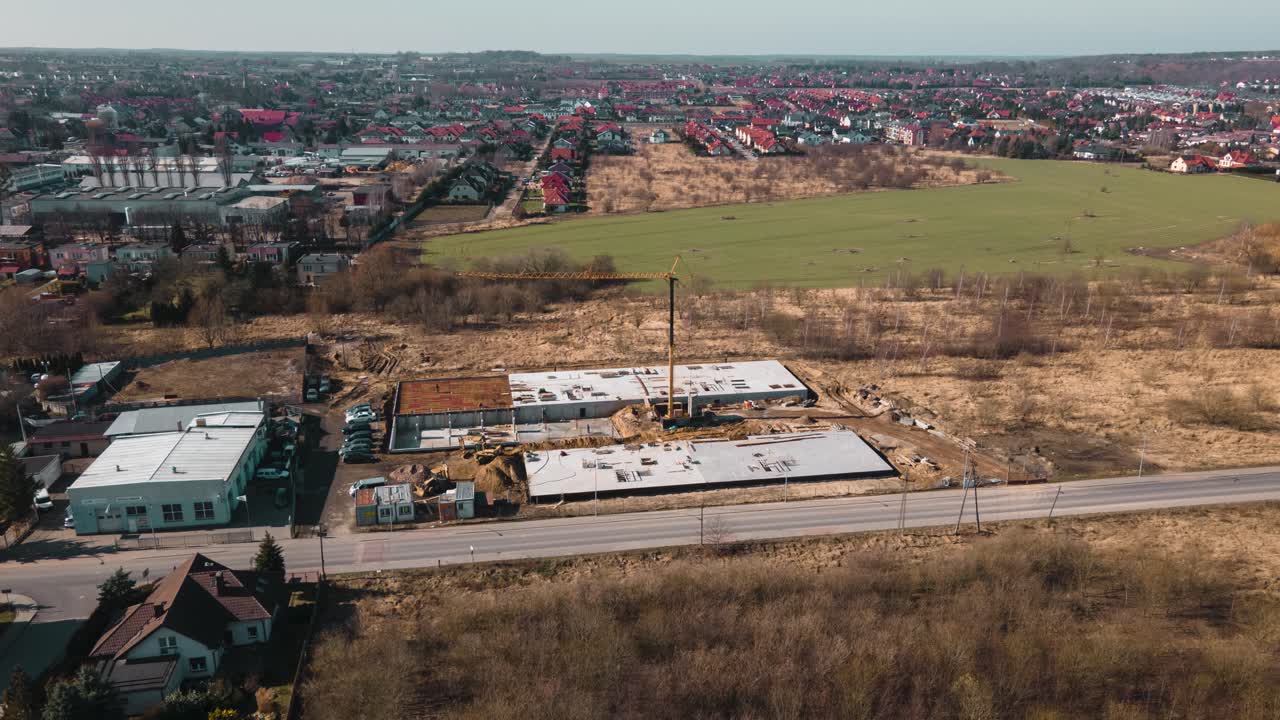 Luftbild-Zeitraffer-Video zeigt Bauarbeiten in der Provinz einer Großstadt.