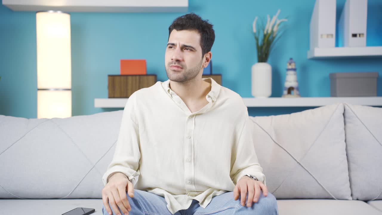 자기 자신에게 화를 내는 낮은 동기 부여 젊은이.