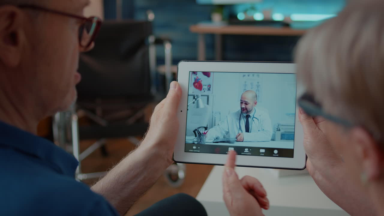 Coppia di anziani in consultazione online con un medico su tablet