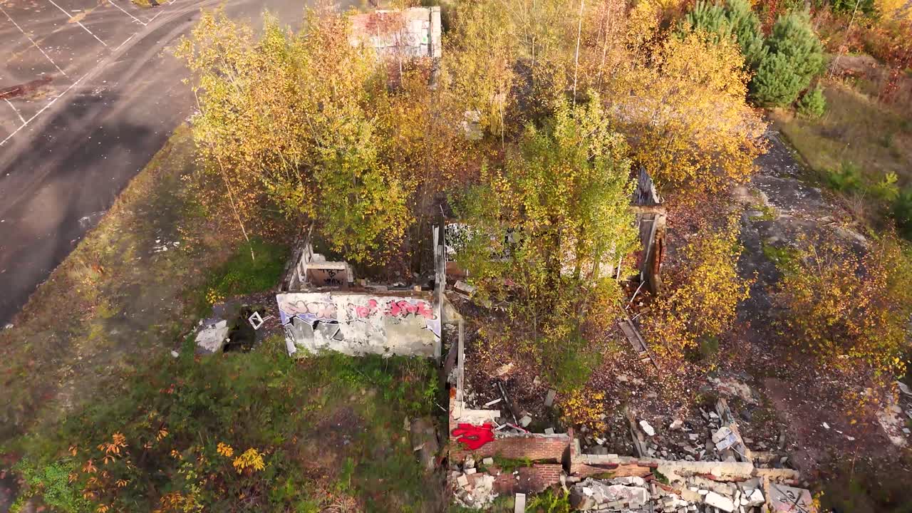 Sonbaharda Terk Edilmiş Binalar