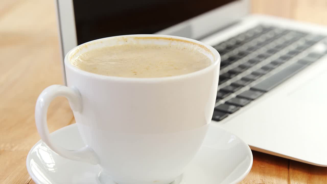 una taza de café y una computadora portátil