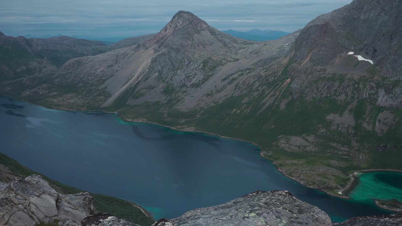 paisaje montañoso de salberget con inner selfjorden en el condado de hedmark, noruega