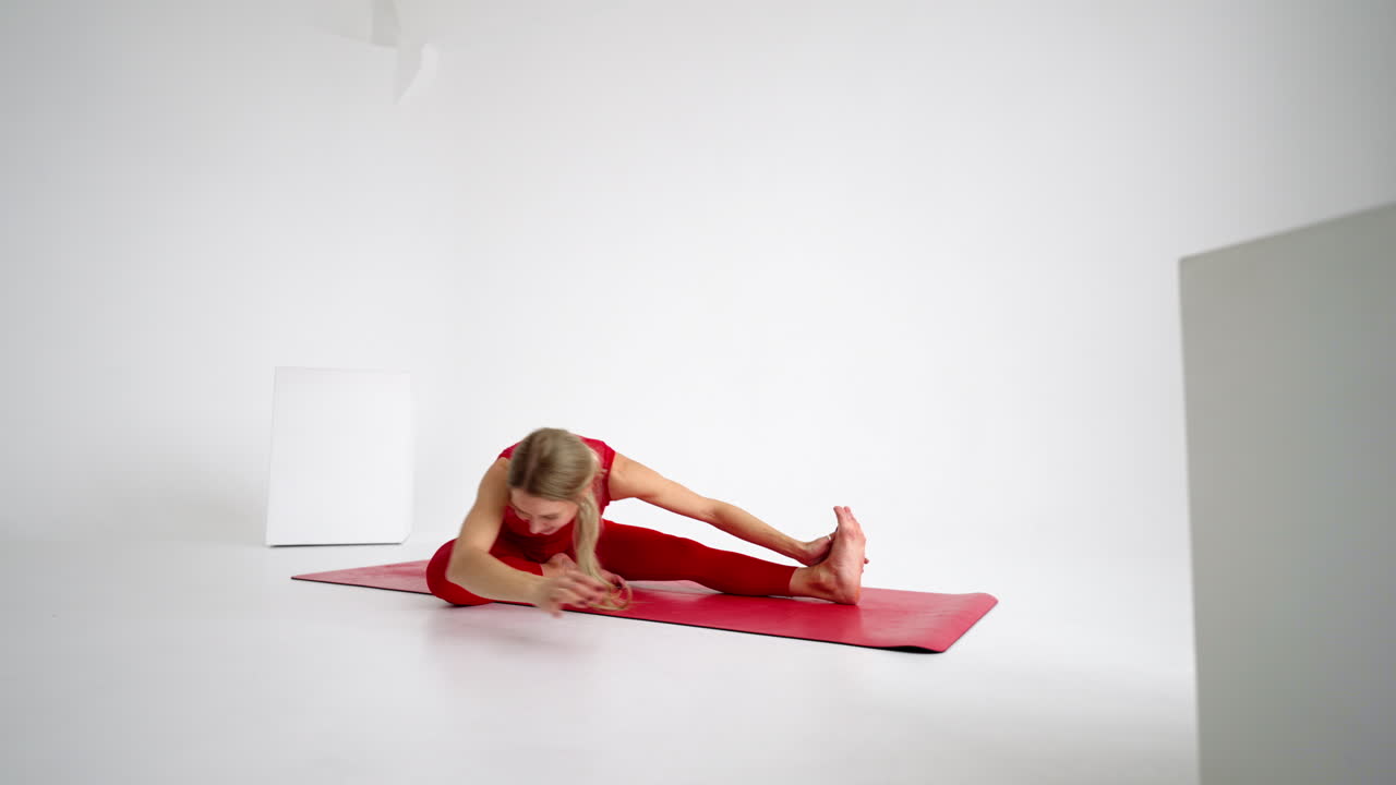 jóvenes en forma flexible practican yoga o pilates realizan posturas salvajes para el estiramiento y el bienestar. posturas de yoga - asanas. silueta aislada sobre fondo blanco.