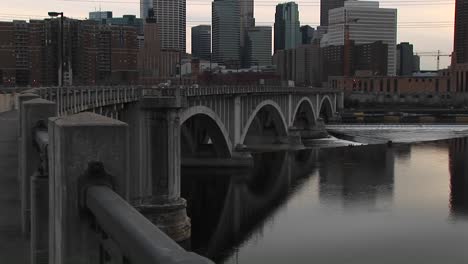 Panup-Desde-El-Puente-Sobre-El-Río-Mississippi-Hasta-El-Horizonte-De-Minneapolis,-Minnesota