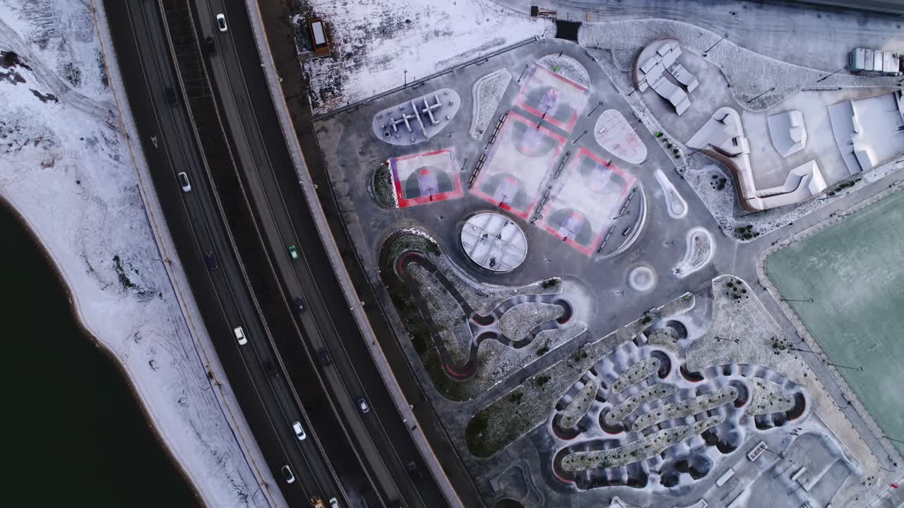 눈 인 강변 에 있는 스포츠 단지 근처 에 있는 자동차 와 함께 고속도로