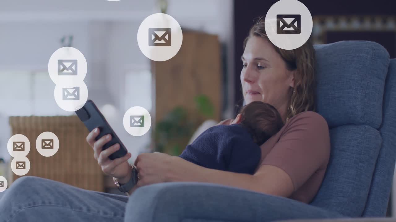 animazione di icone dei social media su una donna caucasica che tiene in braccio un bambino e usa uno smartphone